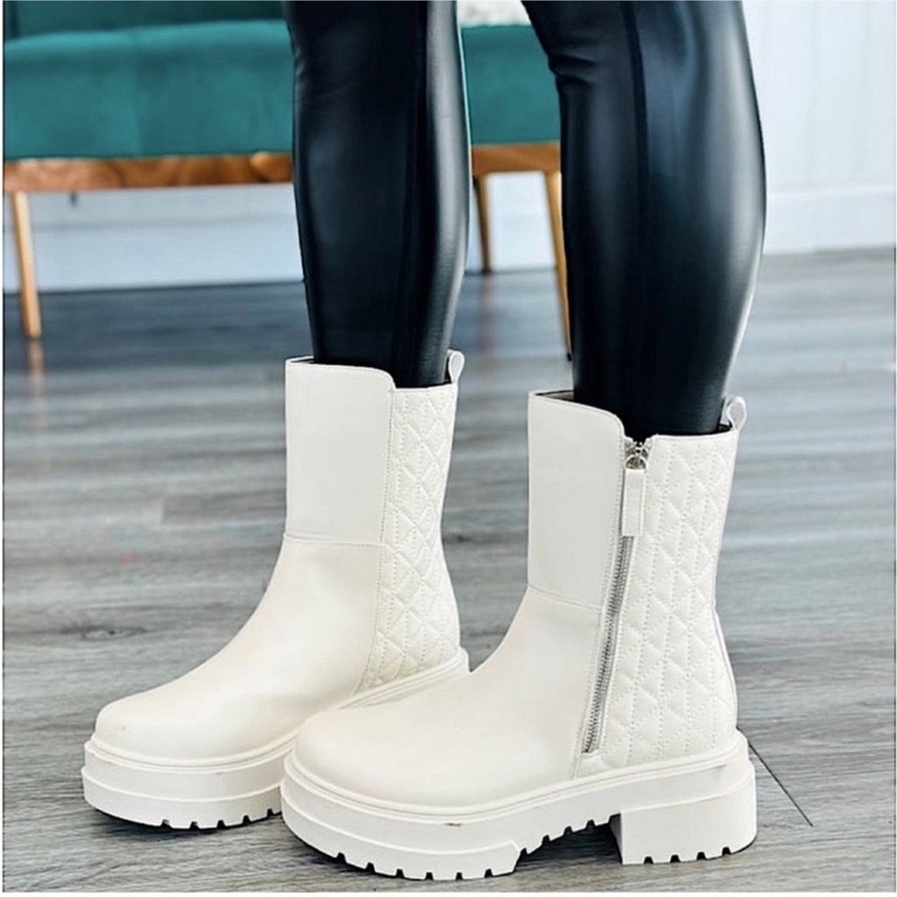 BOUTIQUE Qupid Women's White Moto Quilted Combat Platform Lug Sole Boots Sz 6